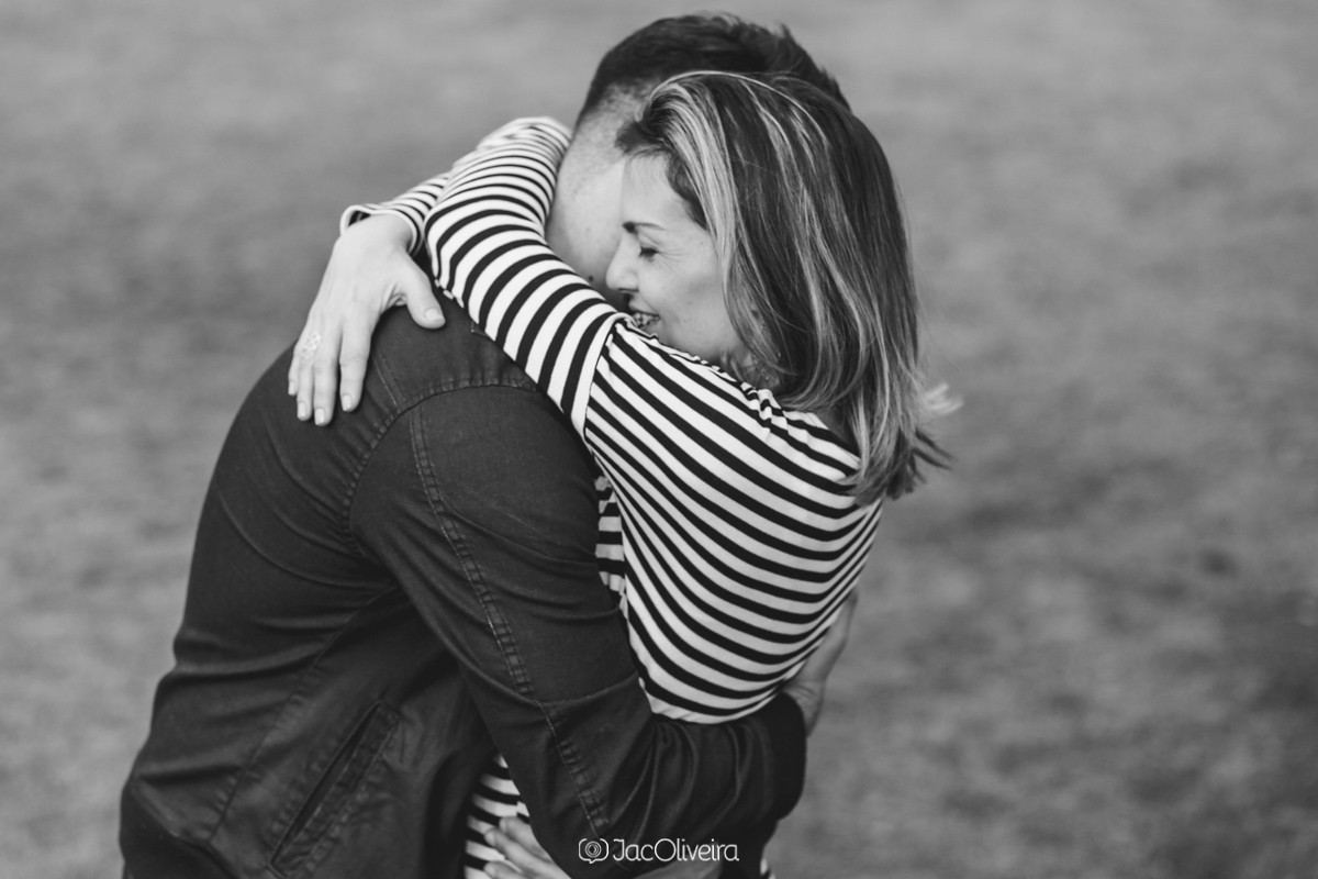 abraço apertado moça de blusa listrada