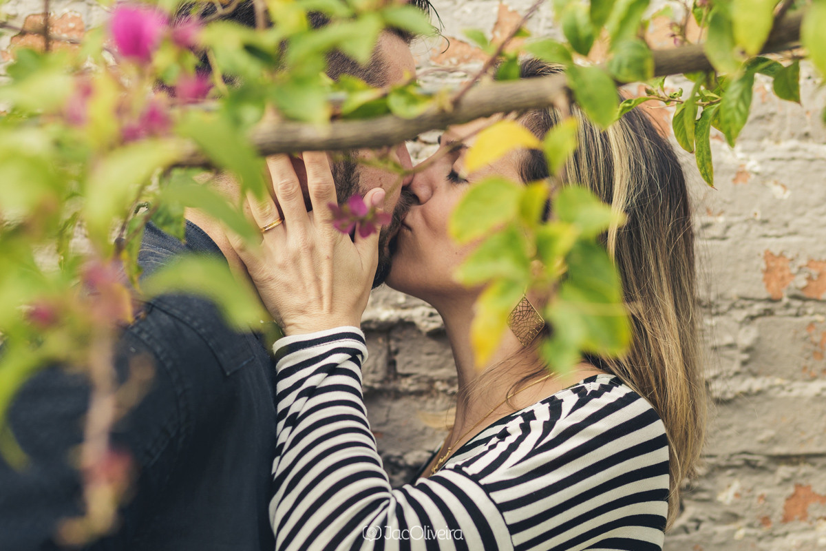 beijo atrás da árvore