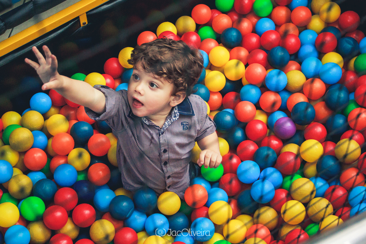 Pedro Dante na piscina de bolinhas