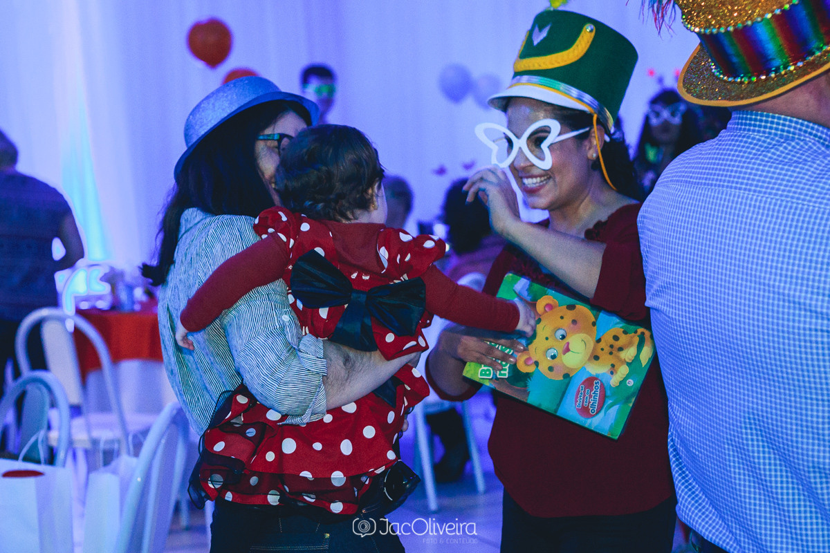 mulheres falando com menina fantasiada