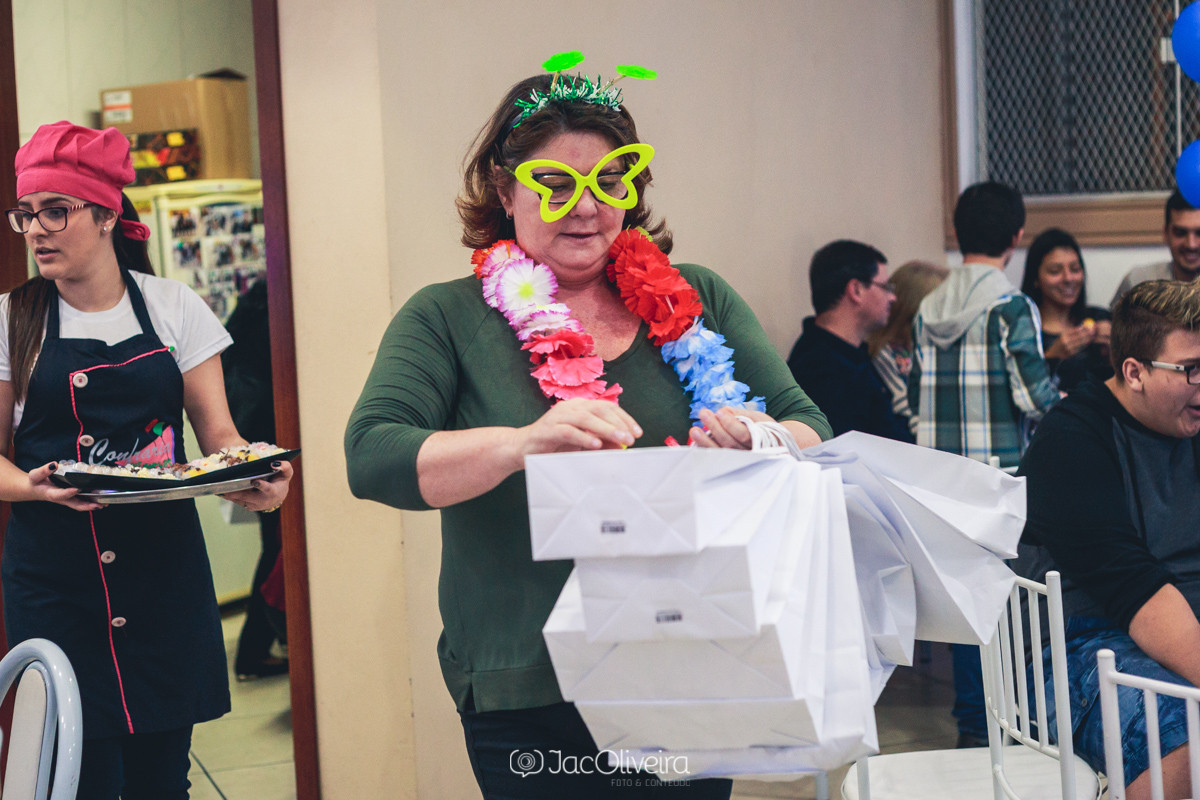 tia do pedro com oculos borboleta amarelo