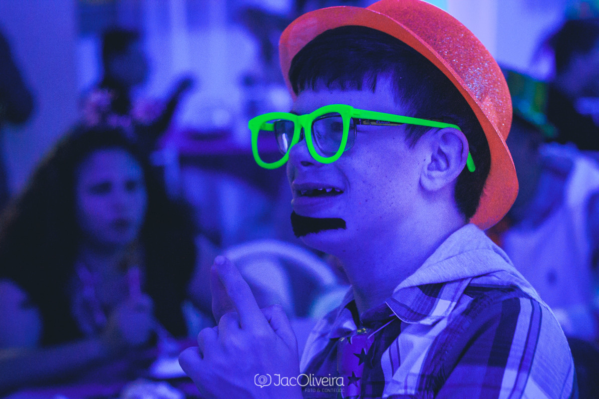 luz negra e oculos amarelo