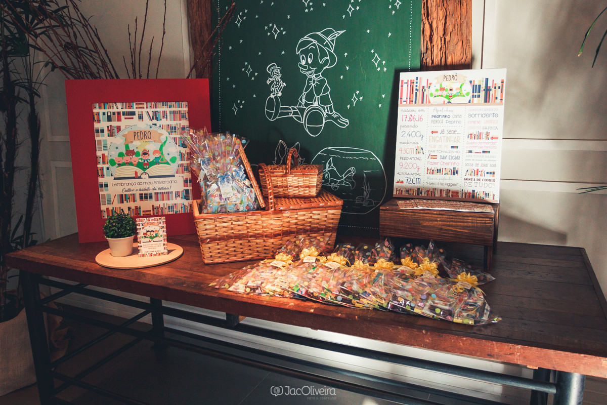 fotografia da mesa de lembrancinha