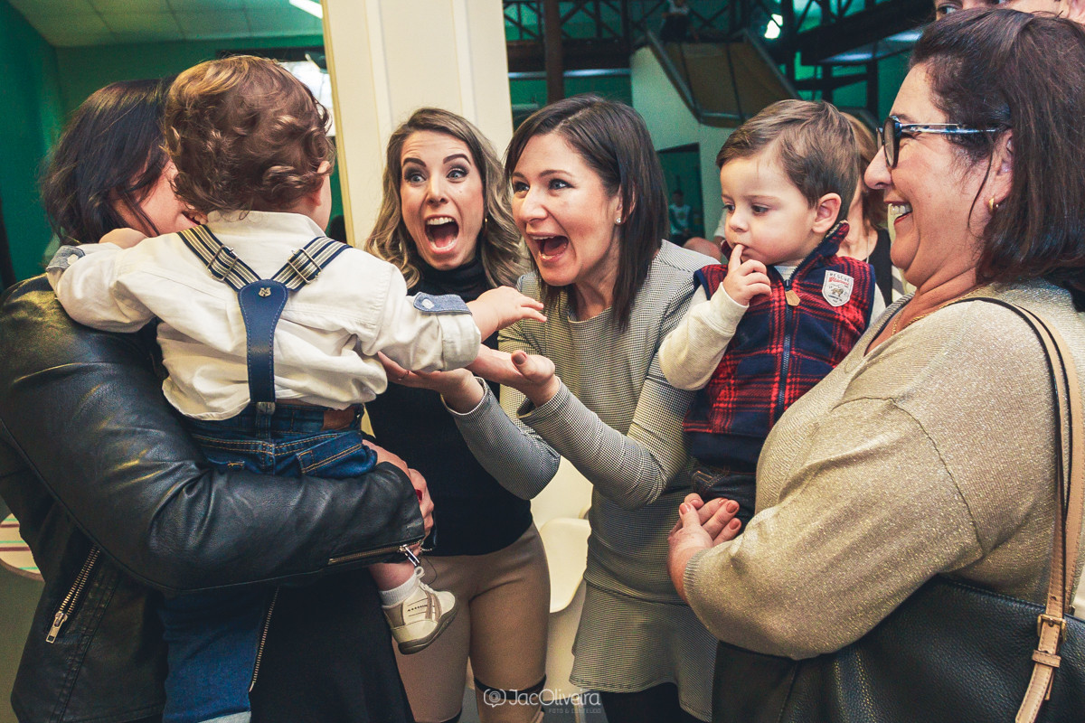 fotografia das tias encantadas com o menino