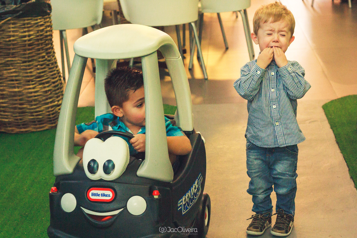 fotografia do menino chorando porque queria o carro