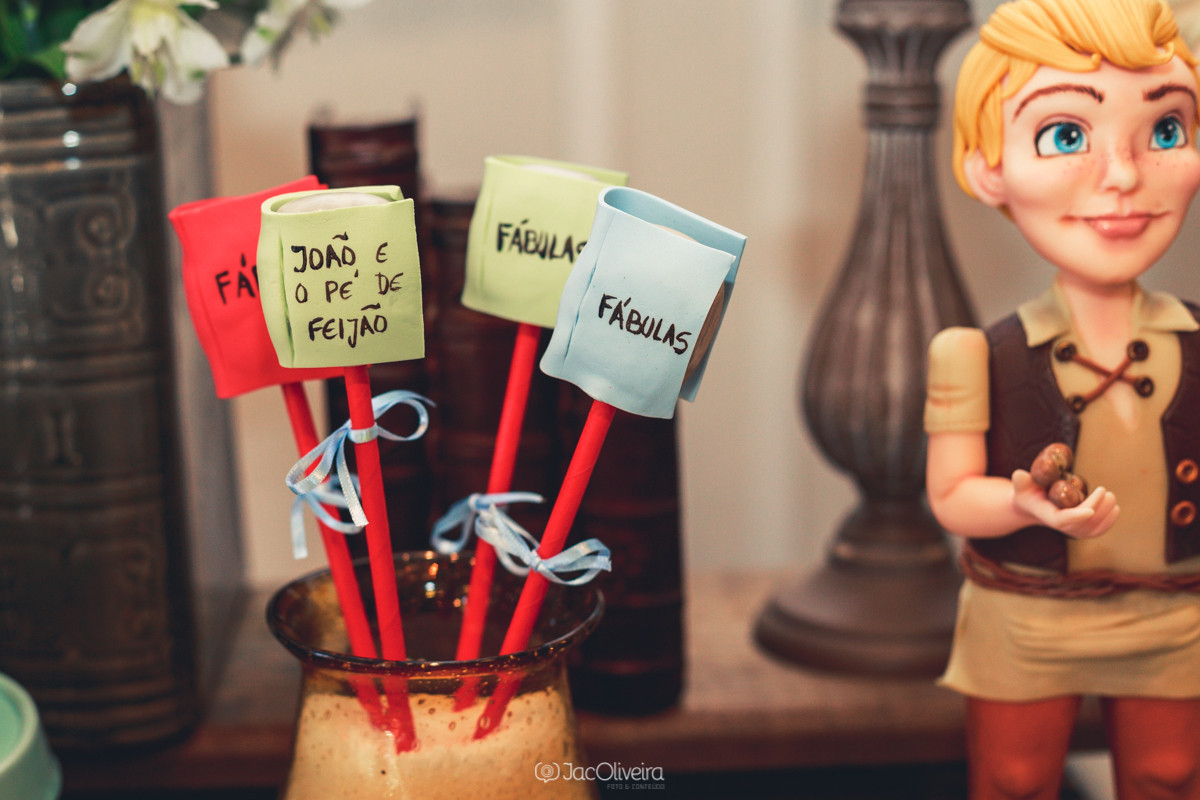 fotografia de bolo no palito com livros no aniversário infantil