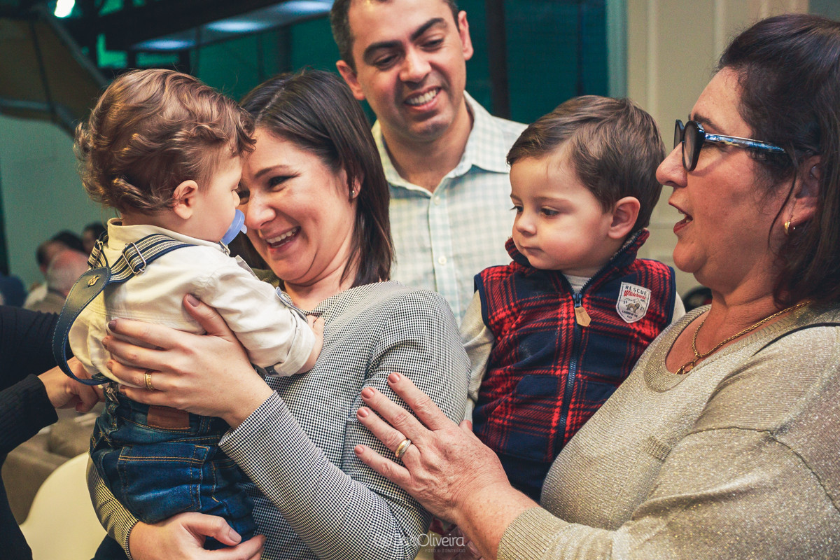 fotografia da dinda falando com o afilhado