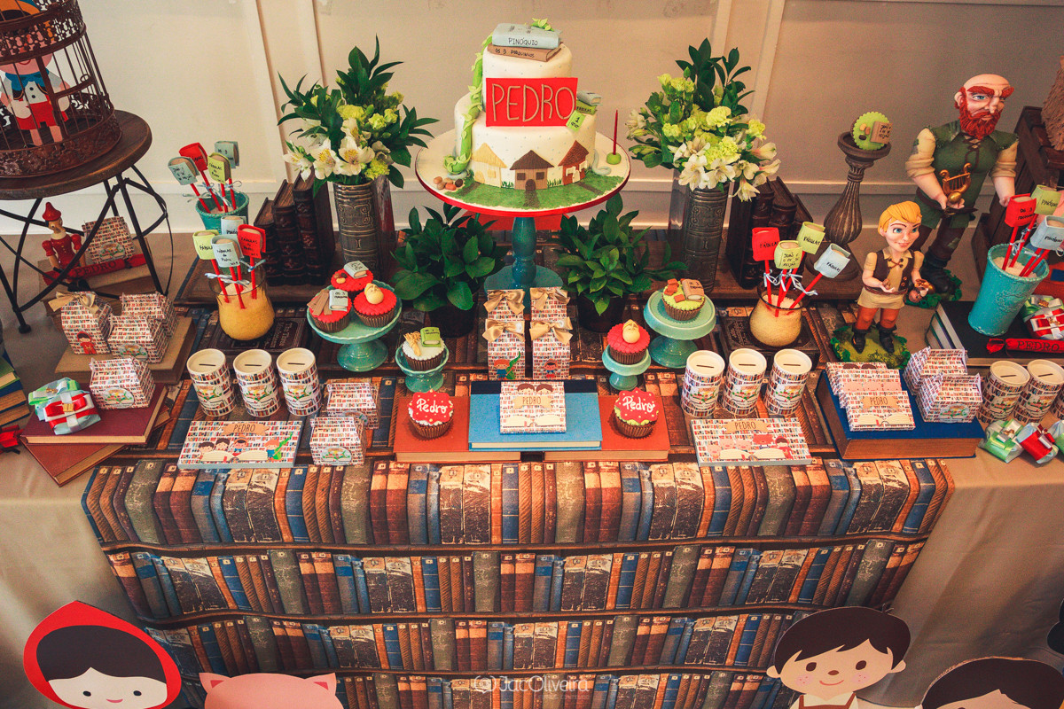 fotografia de cima mesa do bolo aniversario pedro