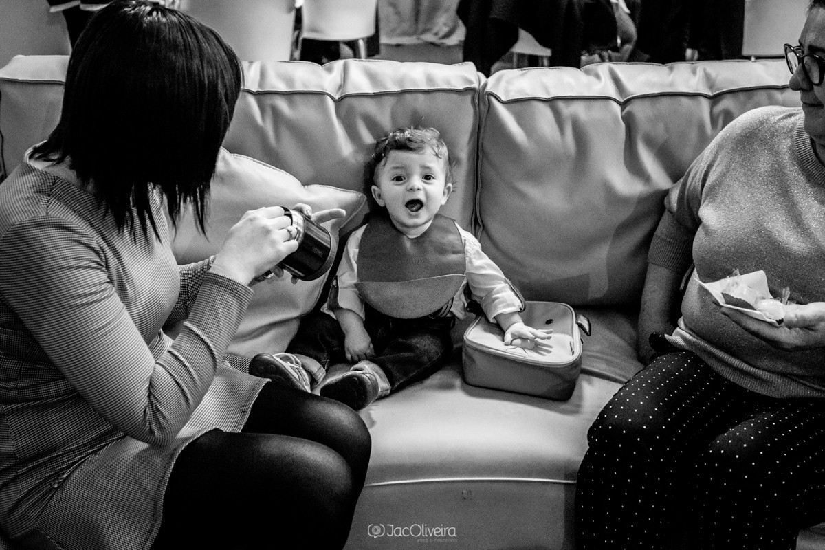 fotografia do pedro comendo durante sua festinha