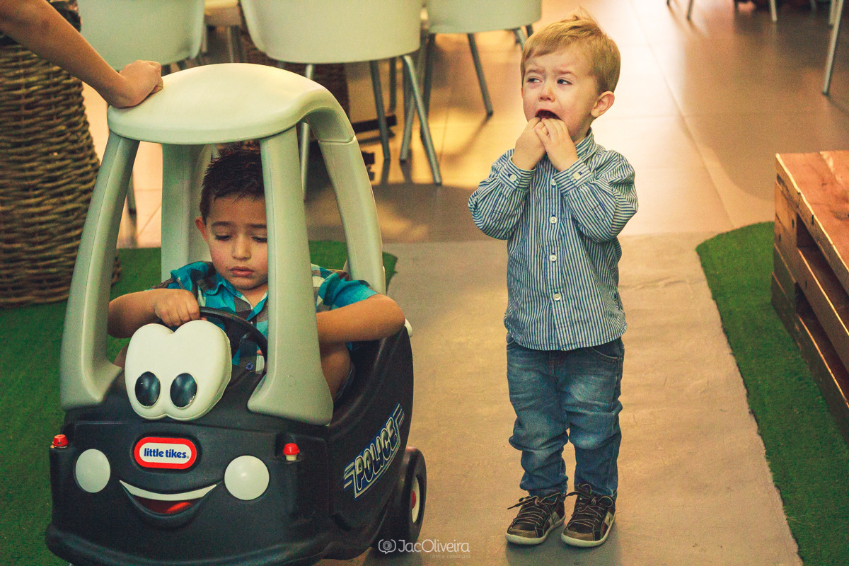 menino chorou porque queria o brinquedo
