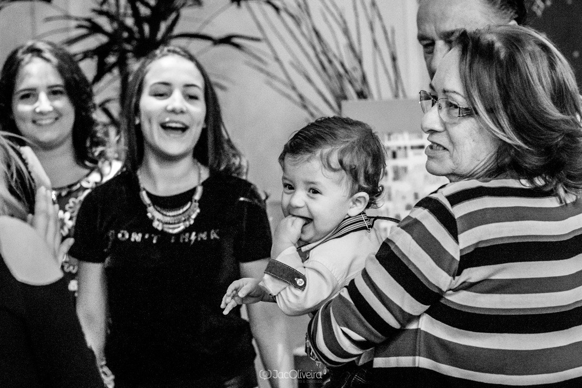 fotografia preto e branco da avó com pedro no colo 