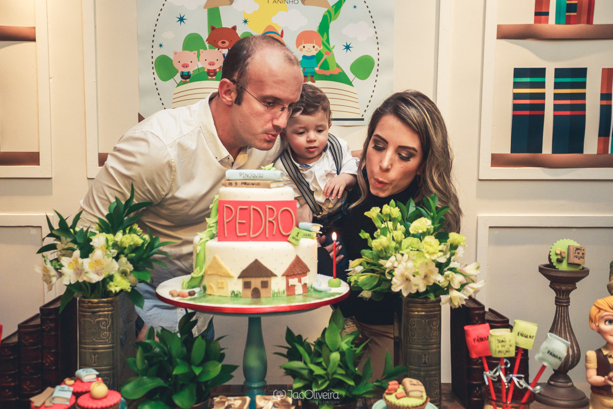 fotografia da familia soprando vela