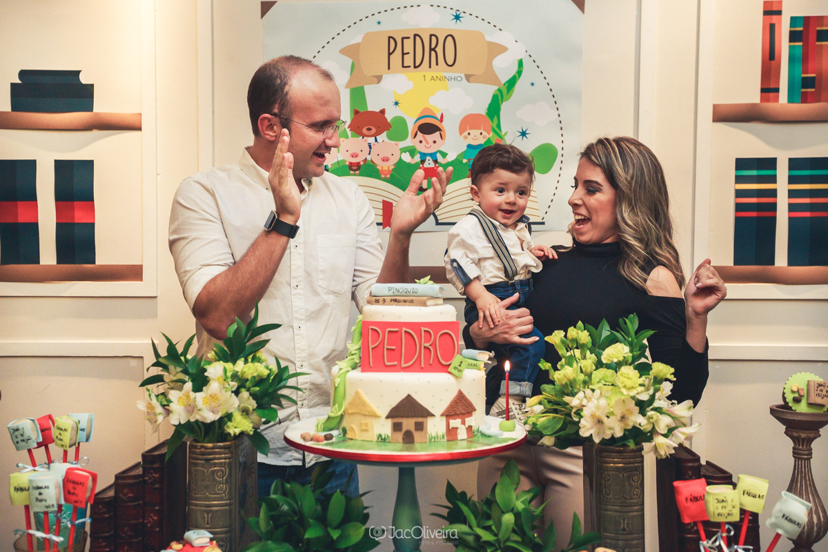 fotografia do parabens com pais na mesa do bolo de livros
