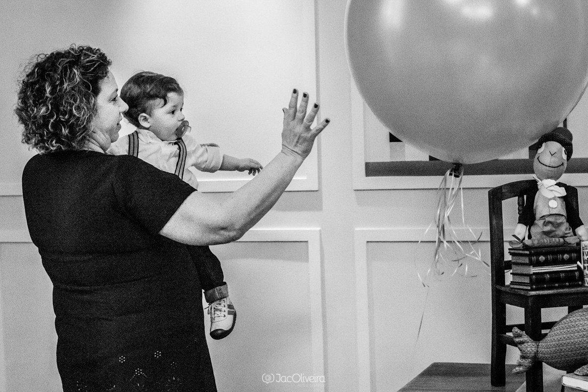 fotografia da tia brincando com pedro e balão gigante