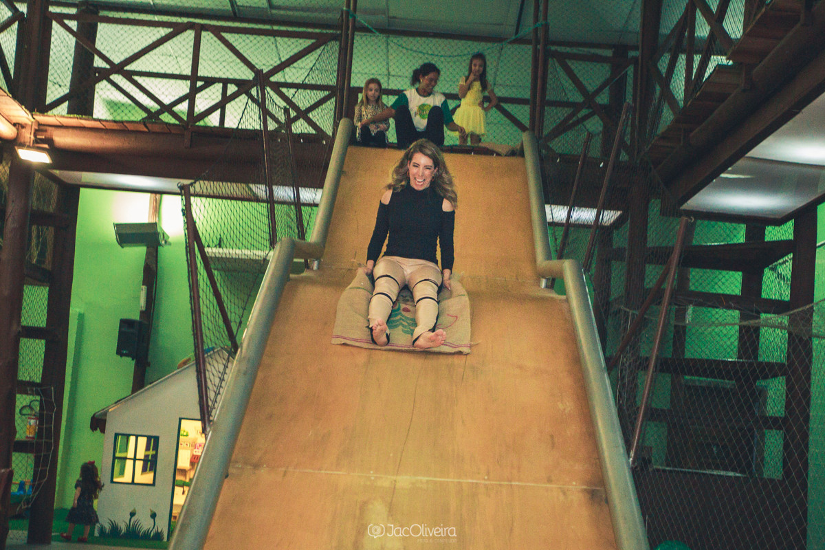 mãe do aniversariante descendo no tobogã