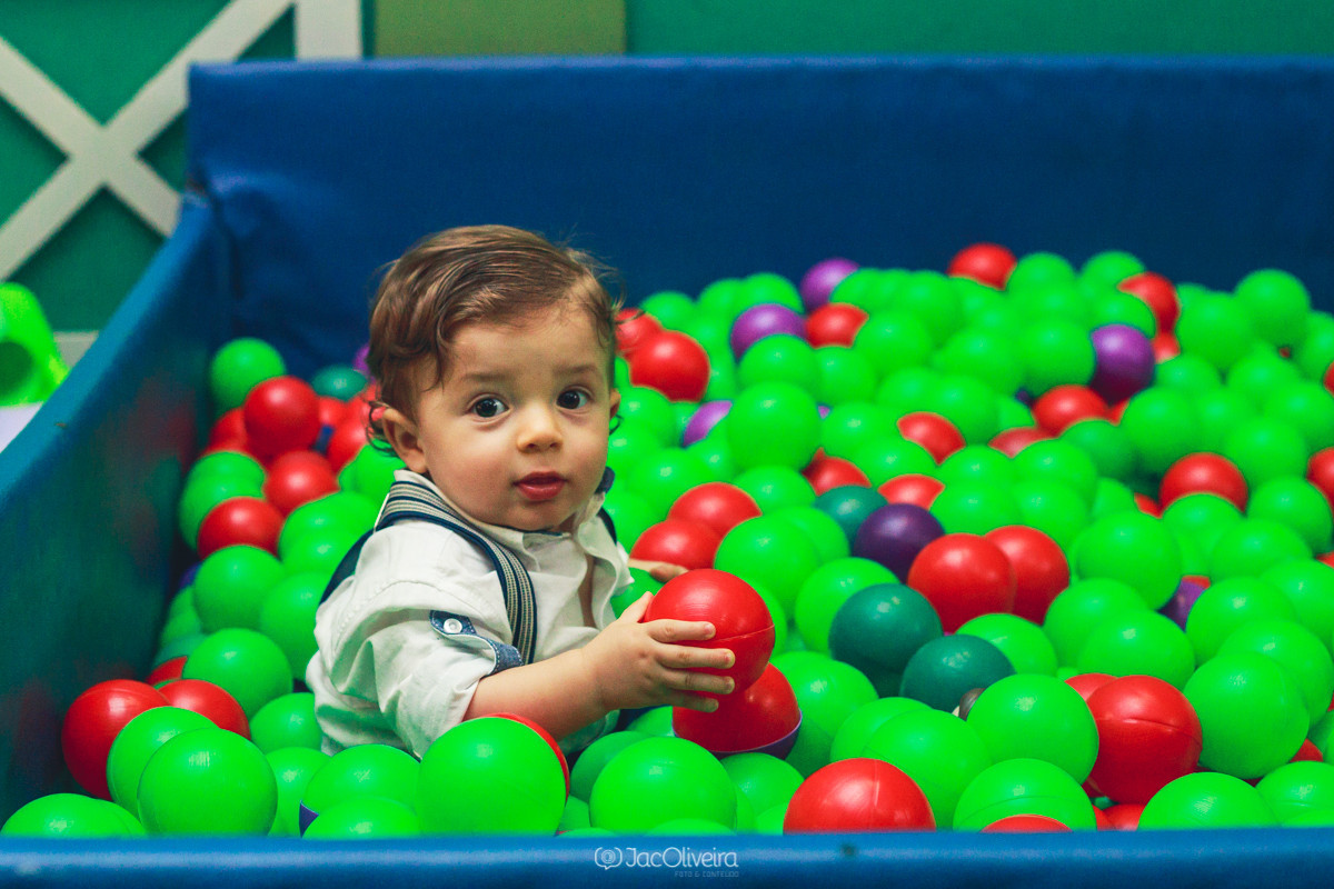 fotografia do pedro brincando na piscina de bolinhas