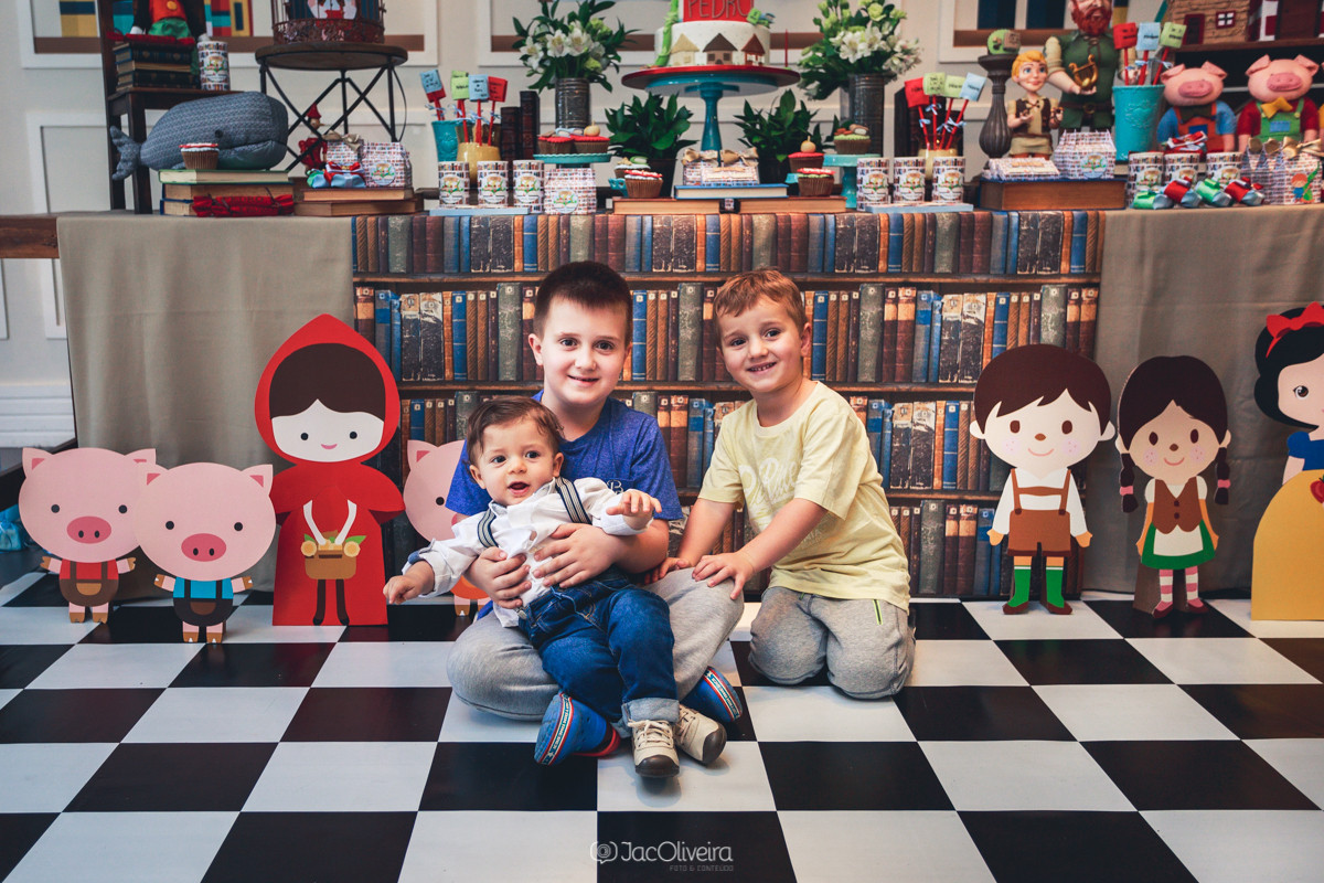 fotografia dos primos com o bebê