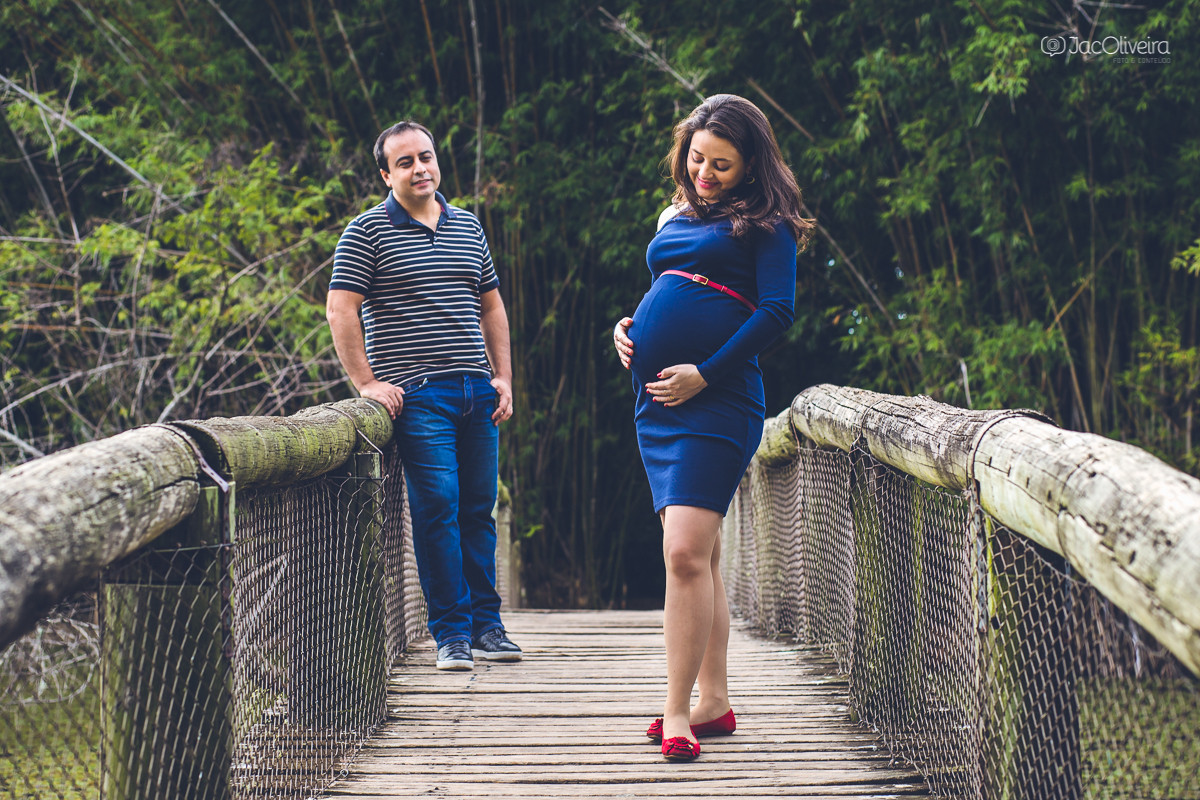 marilia olhando para barriga e pai olhando para ela