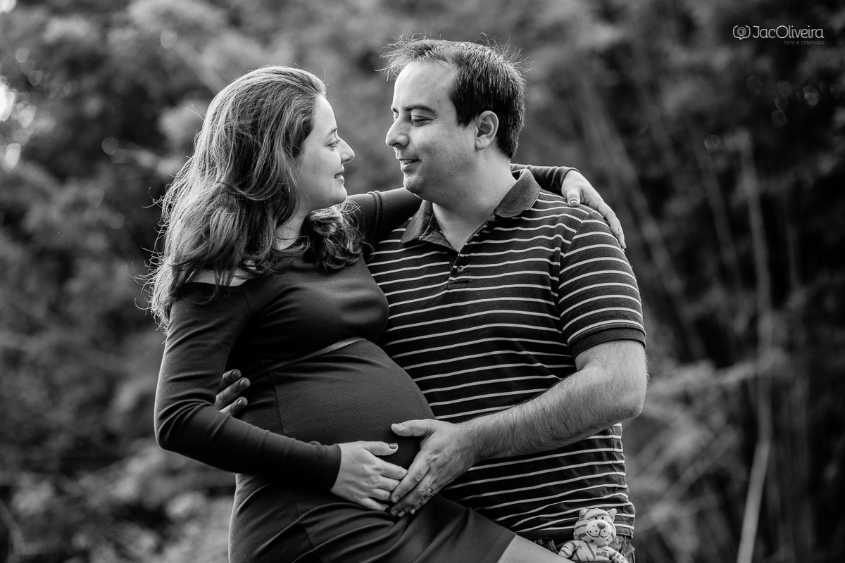foto de gestante em preto e branco com marido