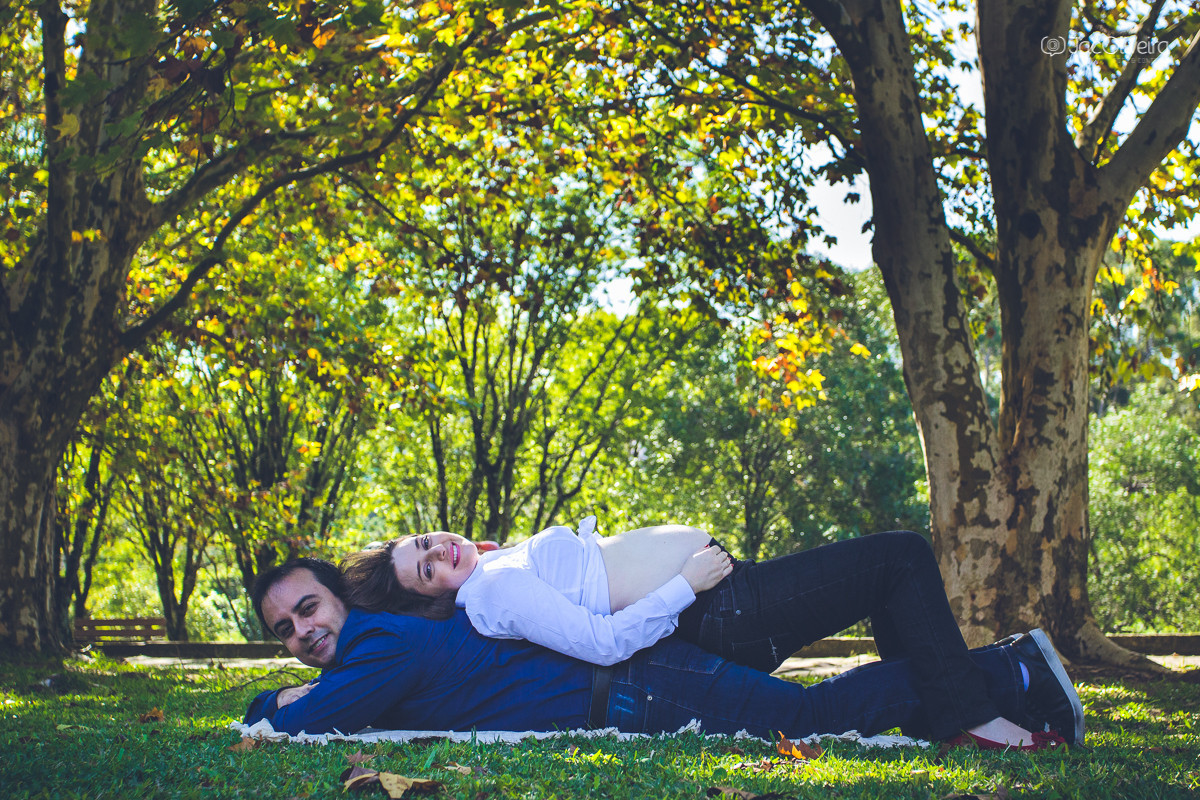 Marília deitada em cima do marido com barriga para cima