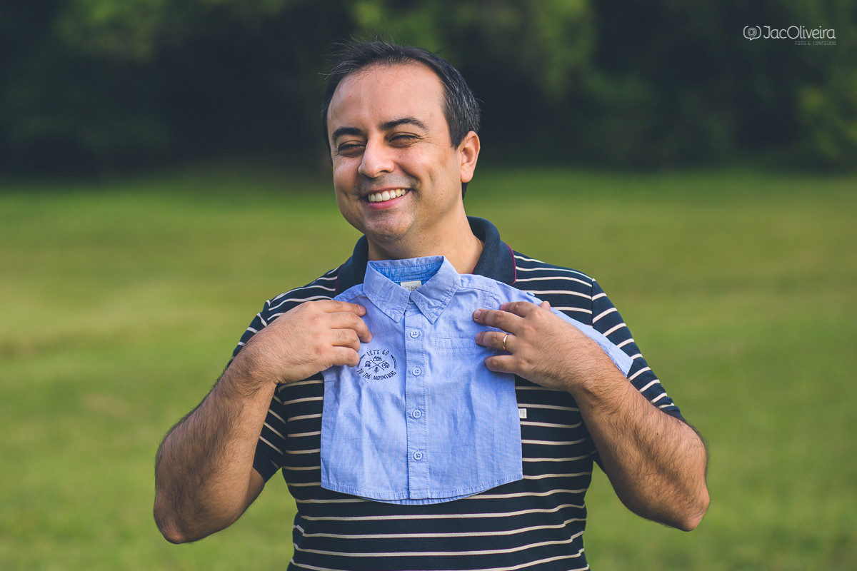 papai com a camisa do bebê