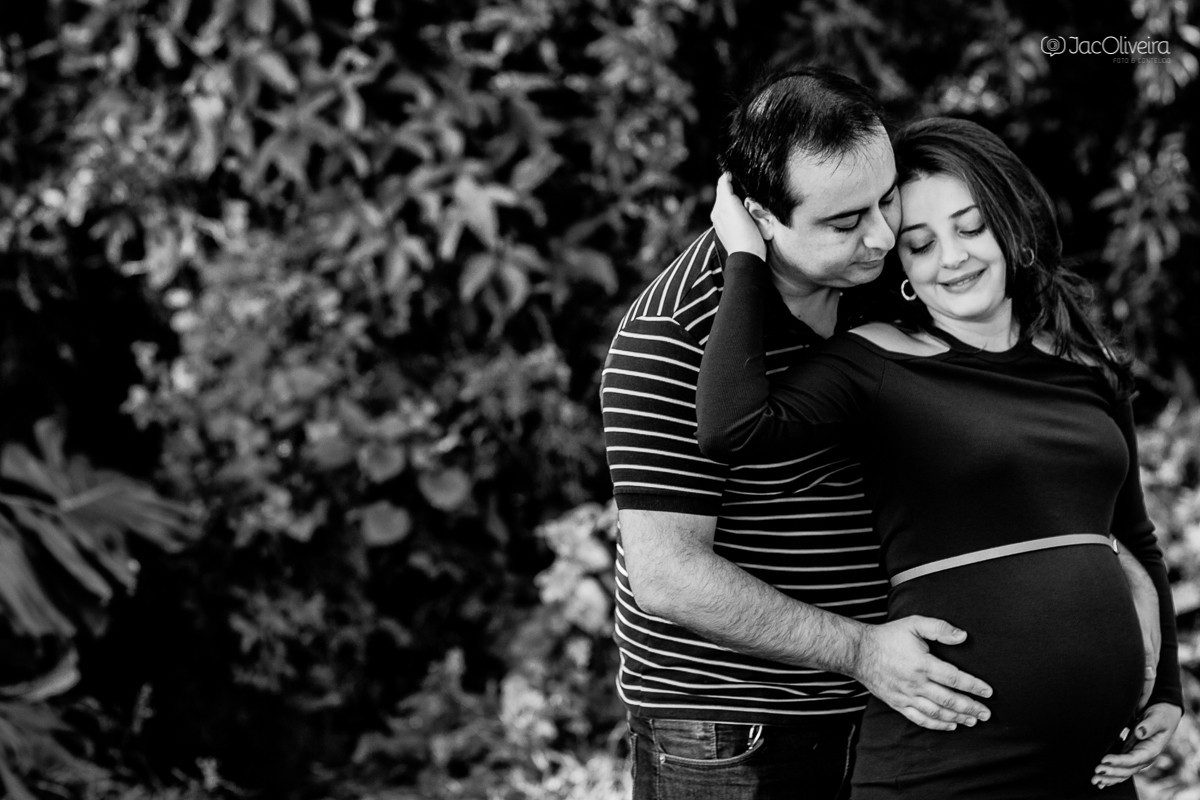 casal gravido abraçado