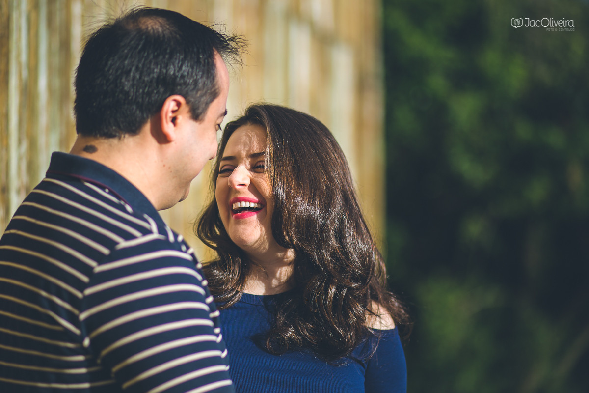 gestante sorrindo para marido ensaio