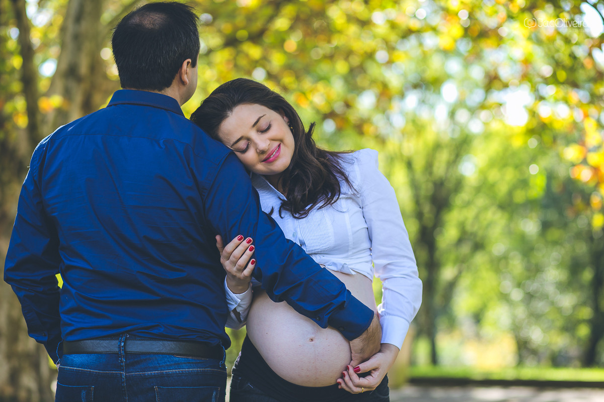 cabeça encostada no ombro do marido
