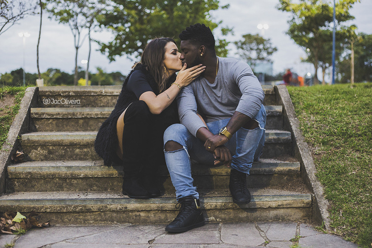 beijo sentados na escada