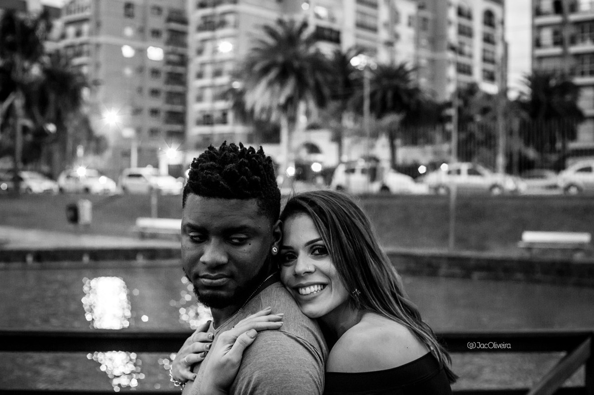 casal abraçado no parque germania