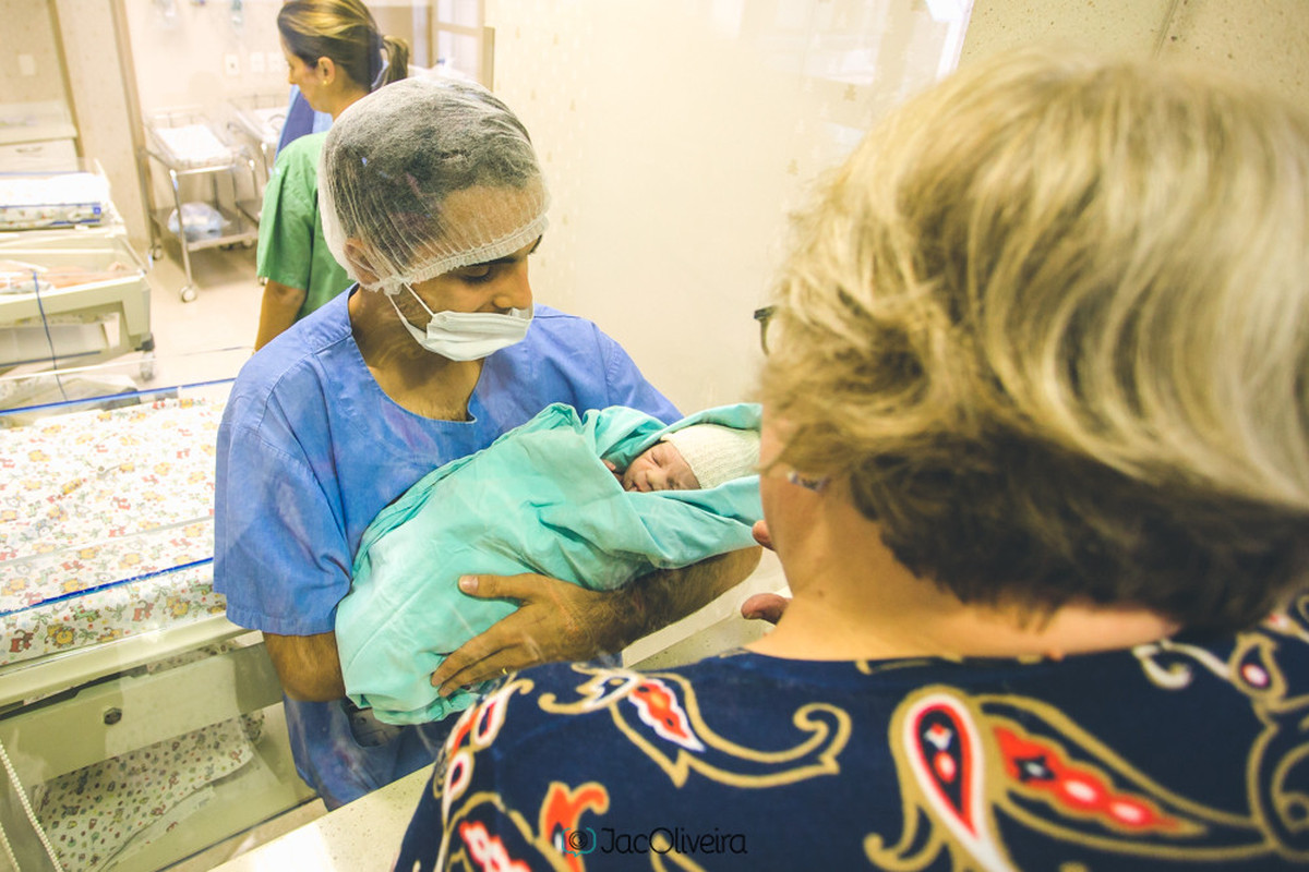 Pai Levi mostrando o bebê para vó