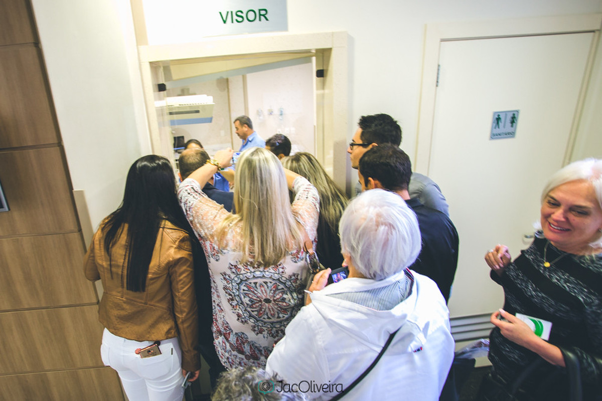 familia toda olhando Levi | fotografia na maternidade