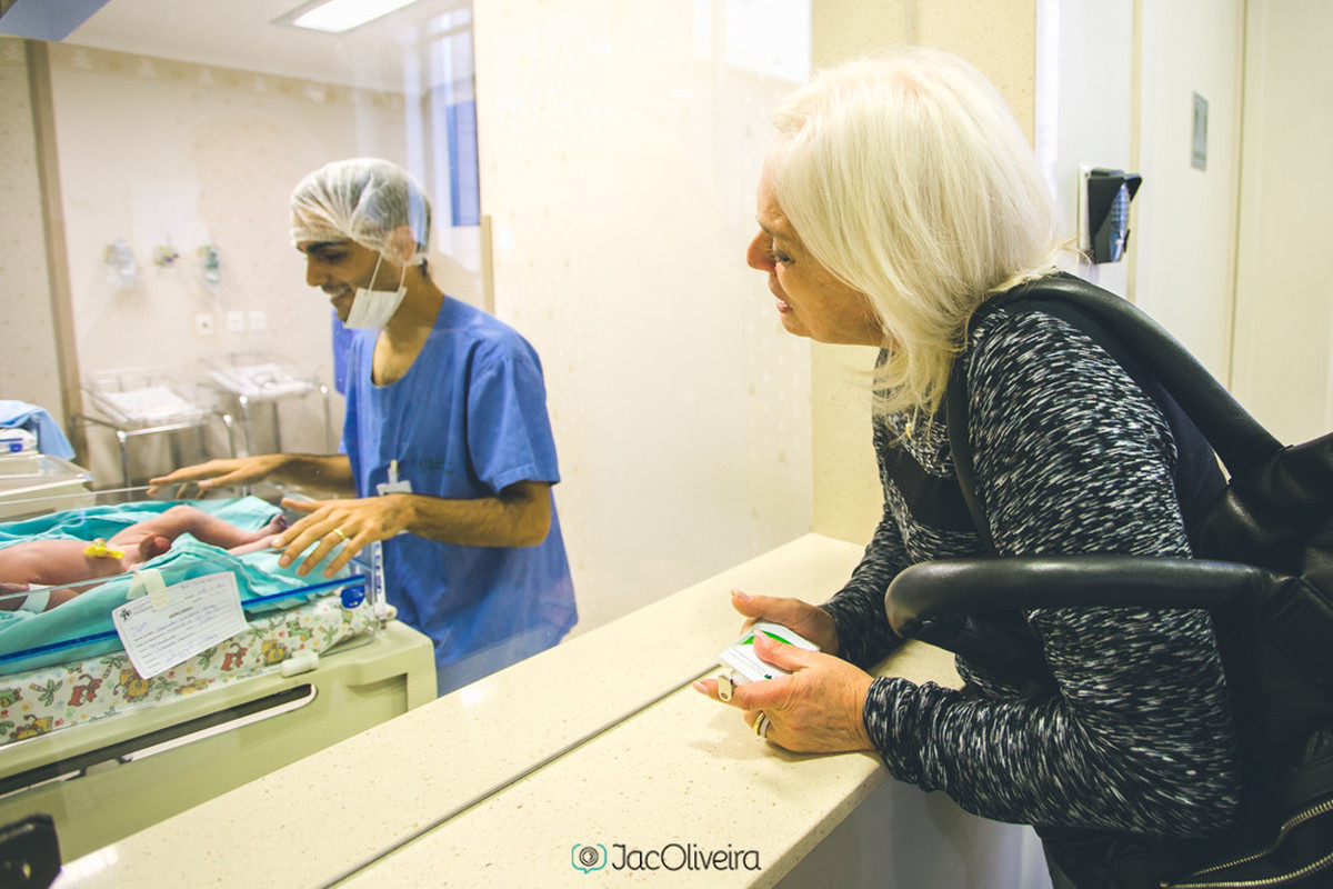 tia olhando Levi pelo vidro | fotografia na maternidade
