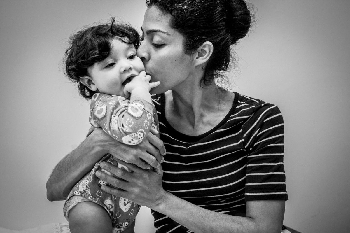 mãe beijando a filha em ensaio lifestyle