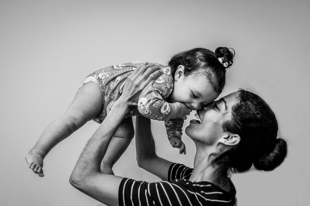 brincadeira entre mãe e filha em casa