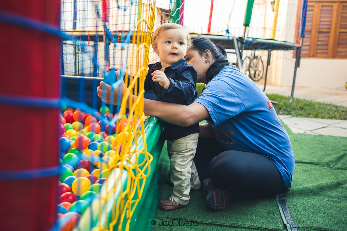 fotos matheus na piscina de bolinhas em casa