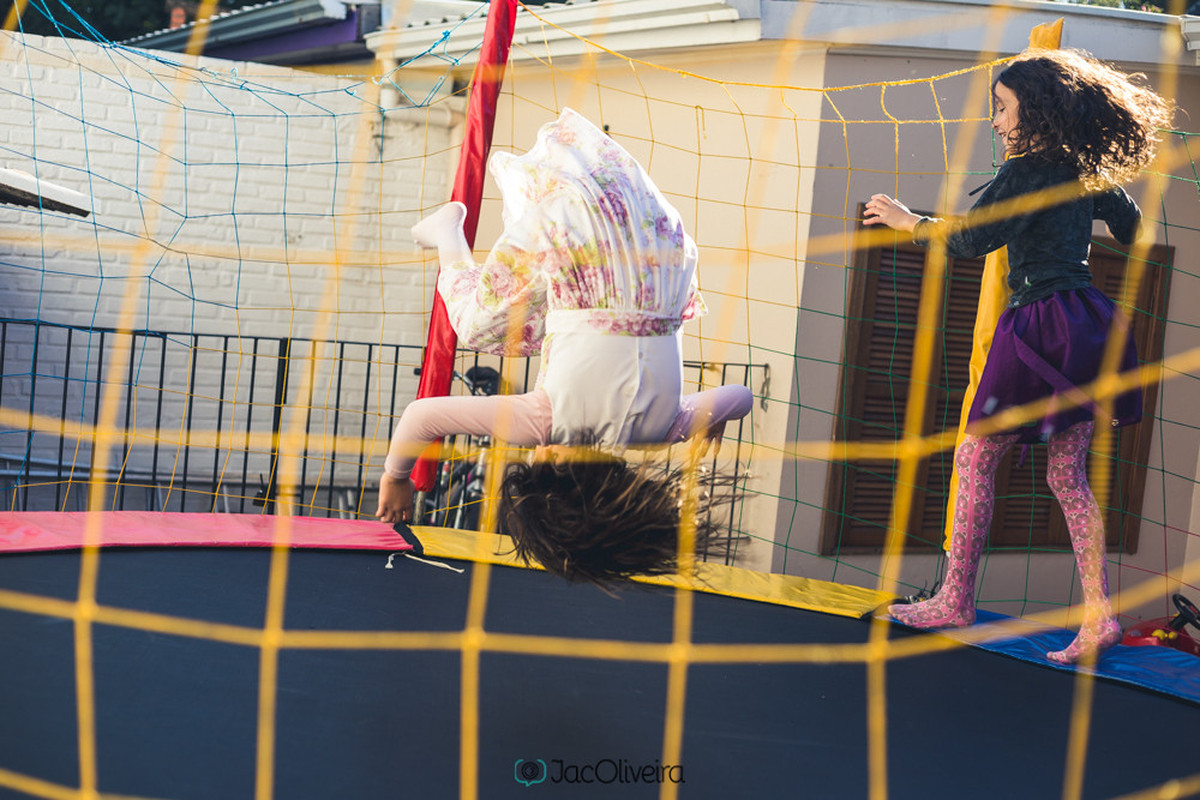 fotografia meninas na cama elástica