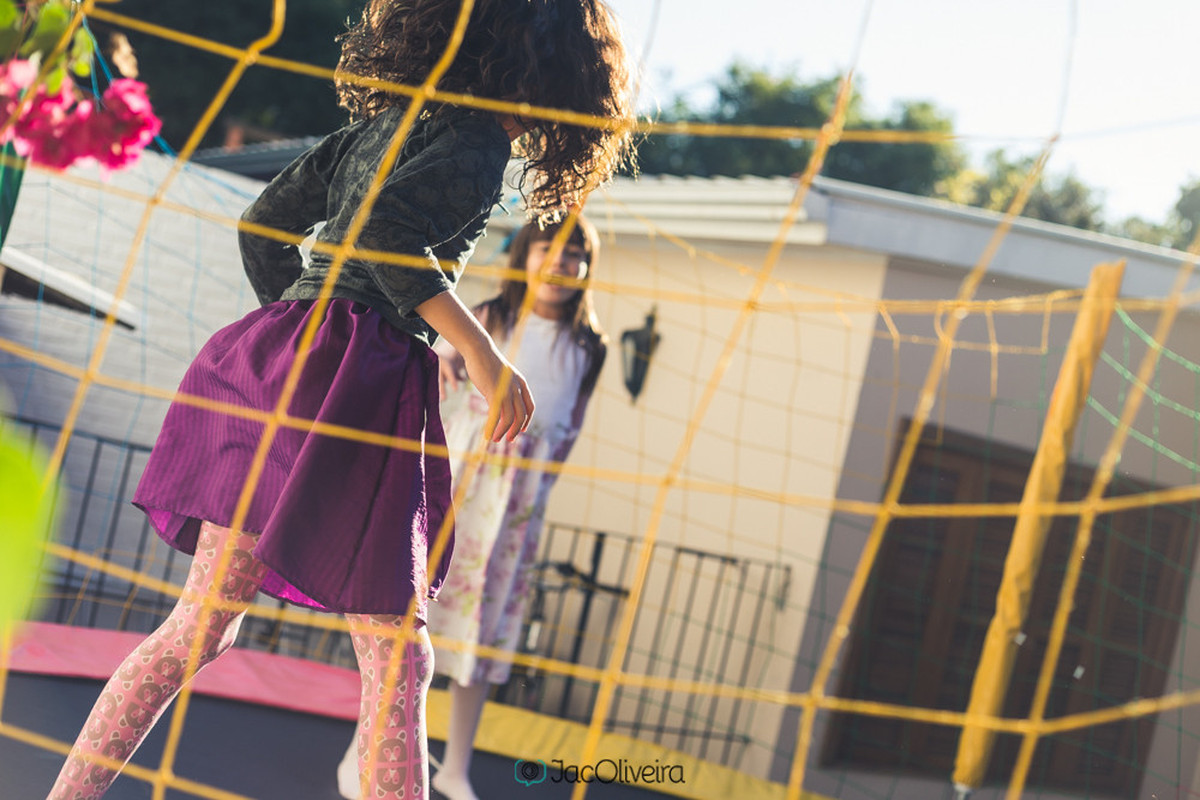 fotografia cama elastica no quintal