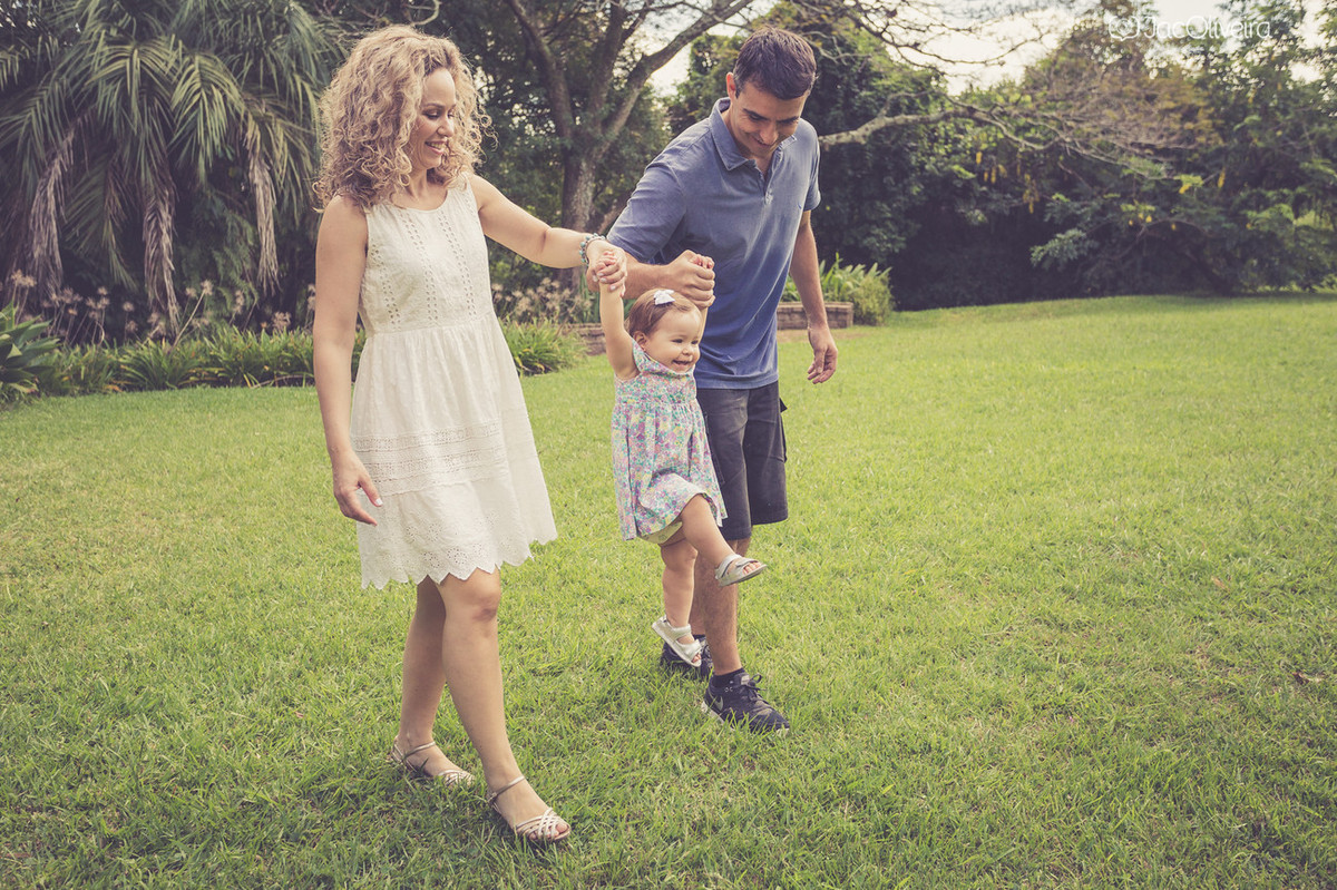 brincadeira de levantar a menina ensaio de familia