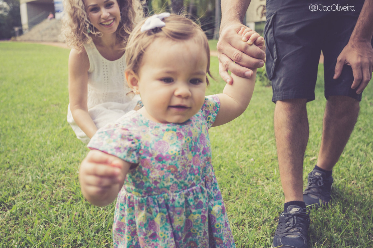 malu com flor na mão no ensaio 