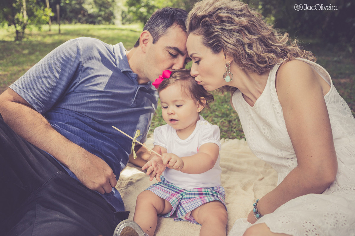 carinho dos pais no ensaio de família