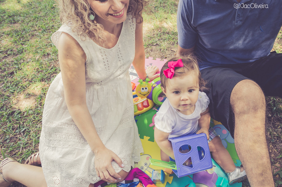 malu brincando com cubo roxo ensaio de familia