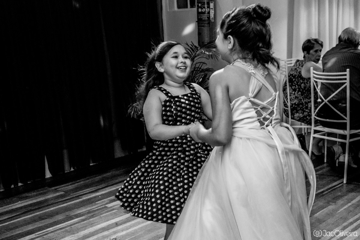 crianças dançando e pulando no casamento