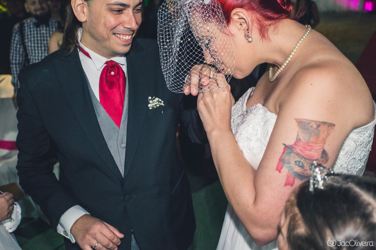 michele coloca aliança em gustavo fotografo casamento porto alegre