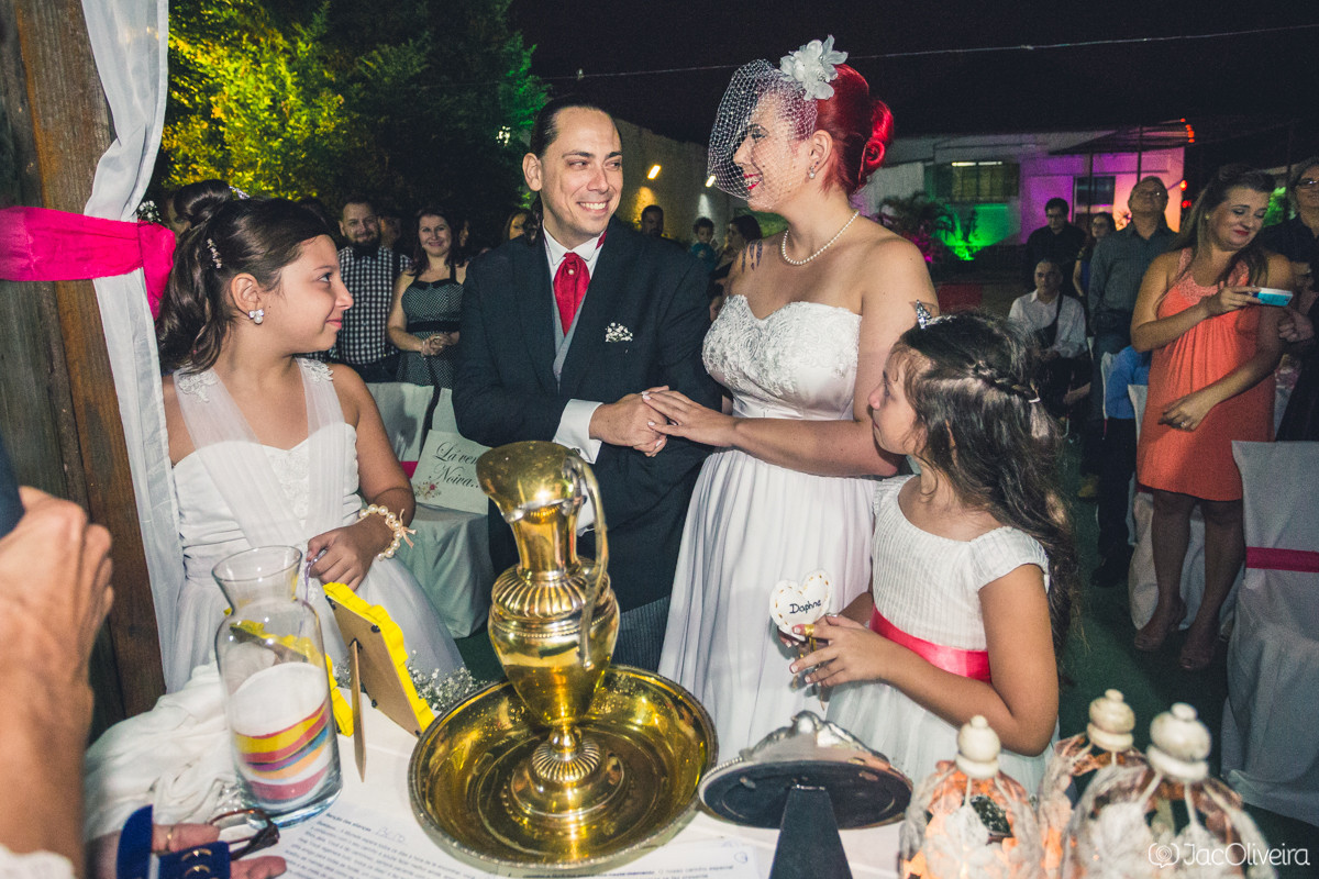 duas filhas e noivos no altar