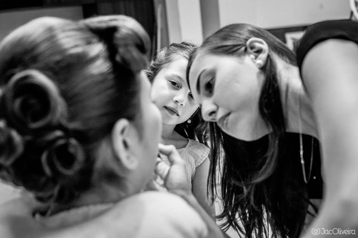 fotografo casamento porto alegre filha da noiva olhando maquiagem