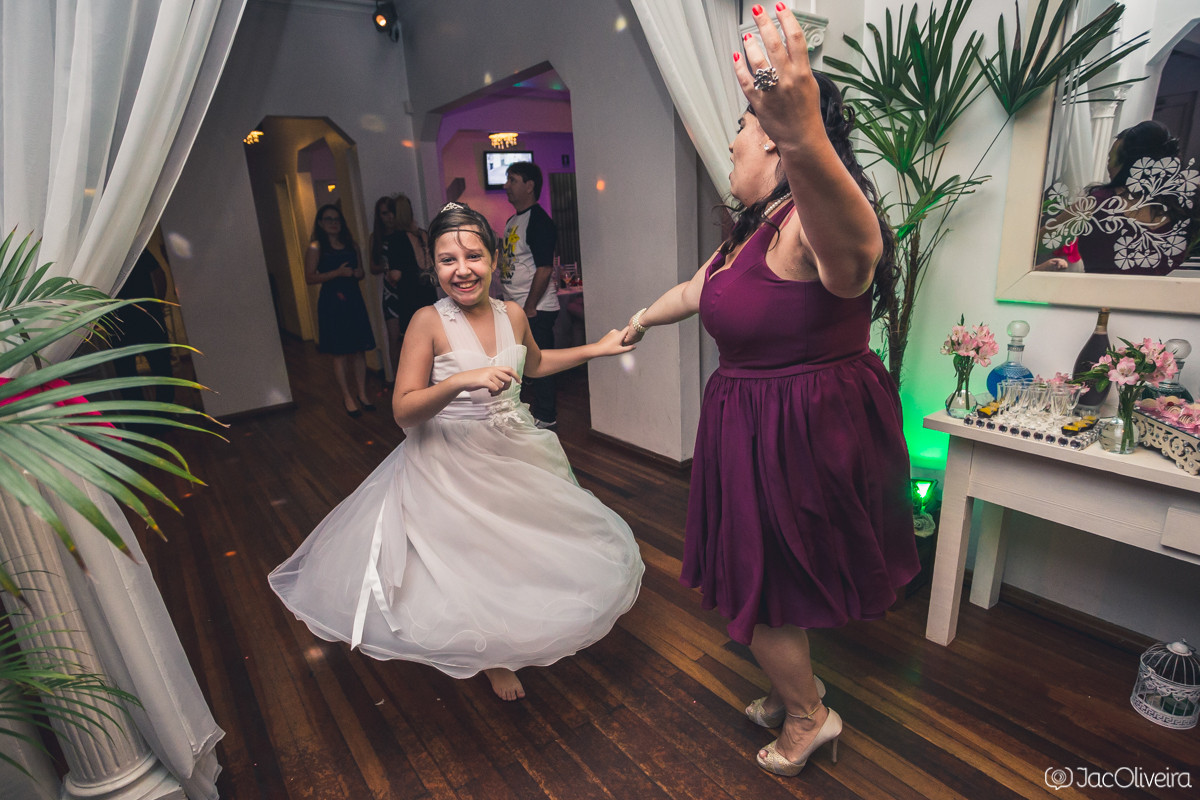filha da noiva daminha dançando