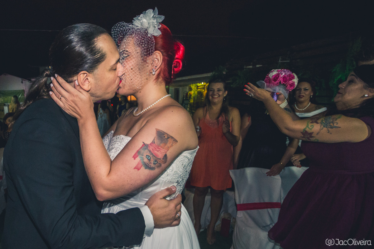 fotografo casamento porto alegre o beijo e a tatuagem da noiva