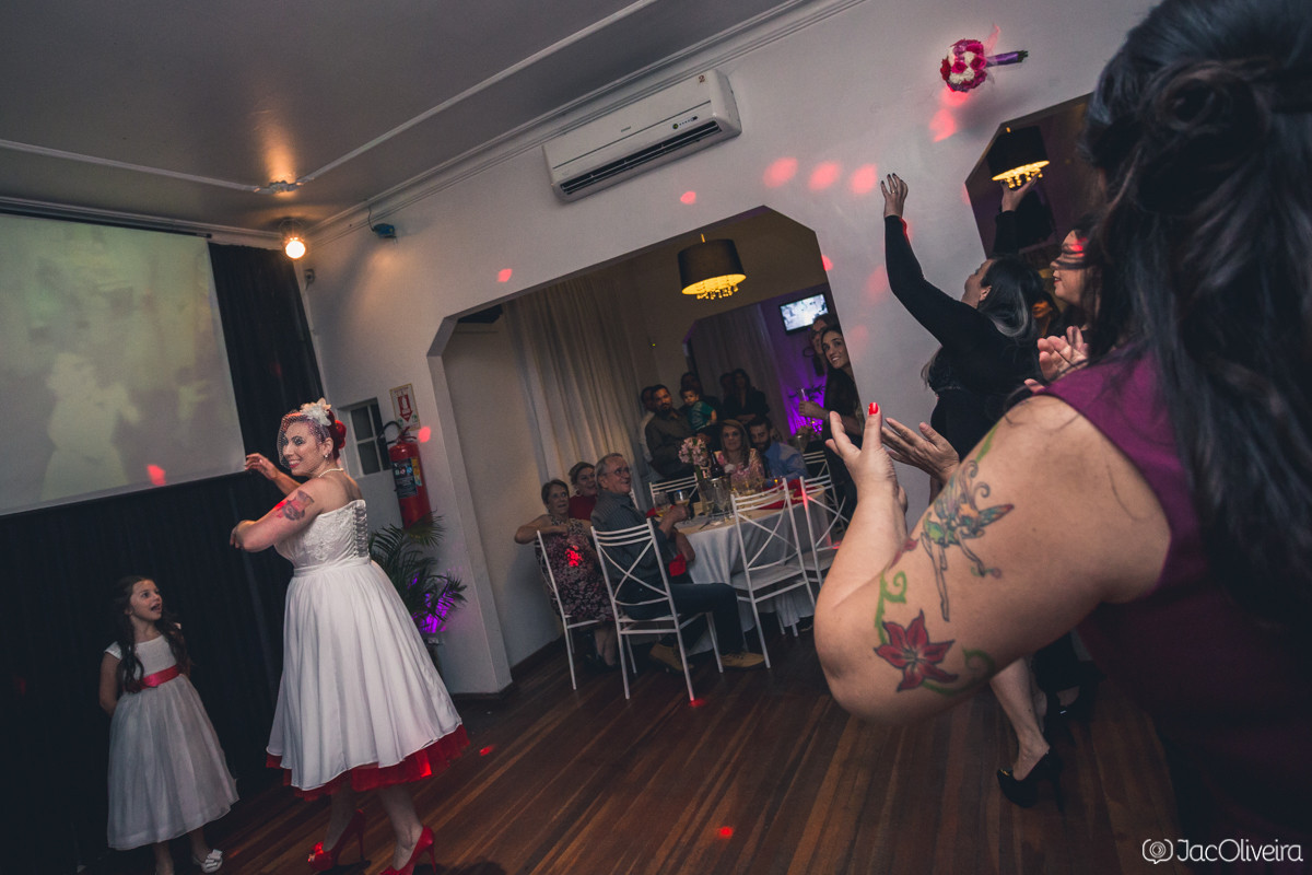 jogando bouquet no salão