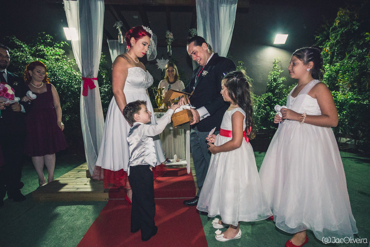 filho mais novo leva alianças com tapete vermelho